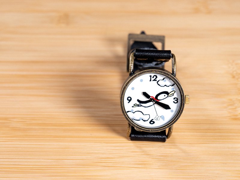 空とぶペンギンのデザインの腕時計　黒ベルト